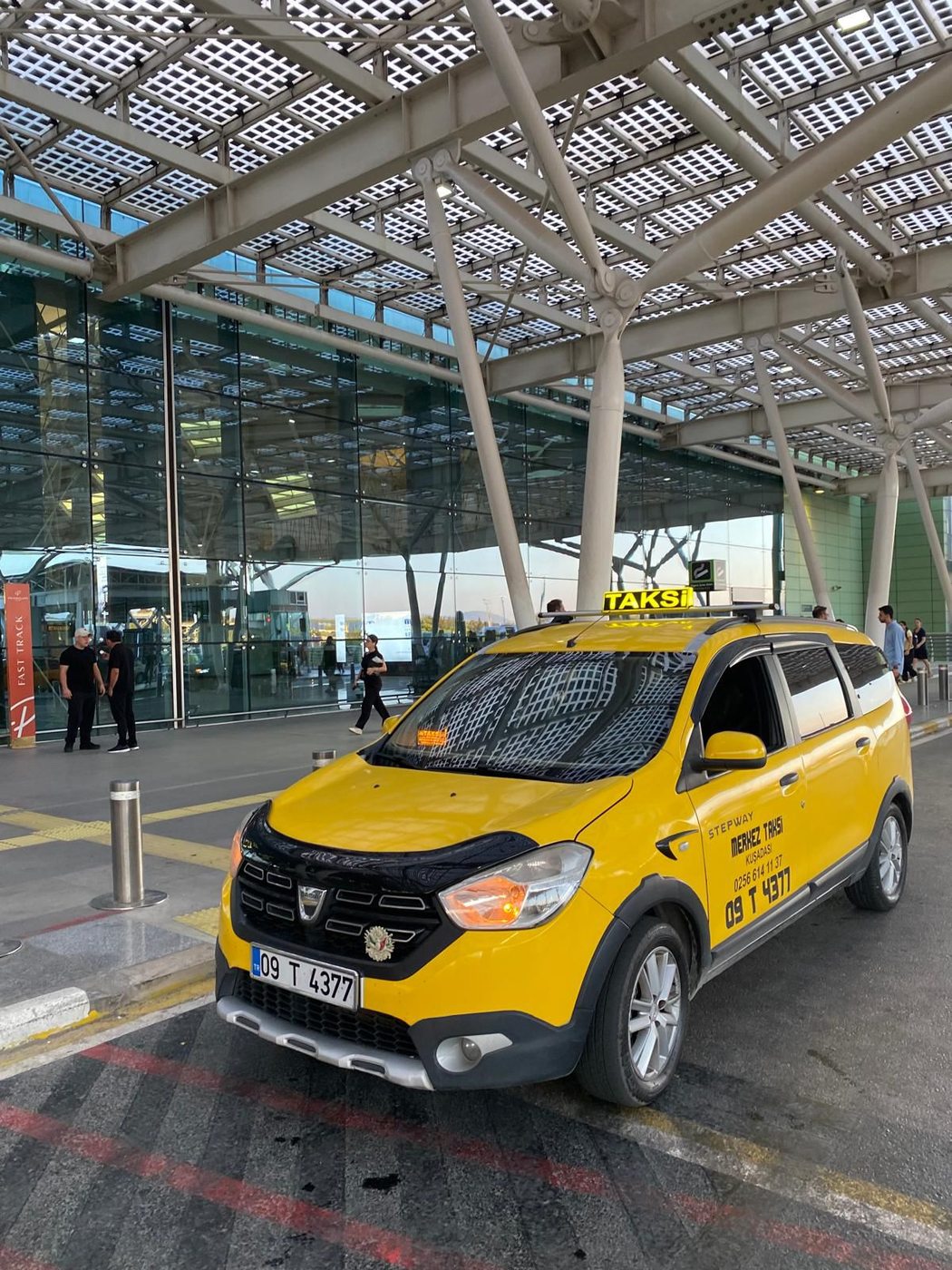 Dacia Lodgy Stepway — İzmir Havalimanı'nda 6 yolculu taksi