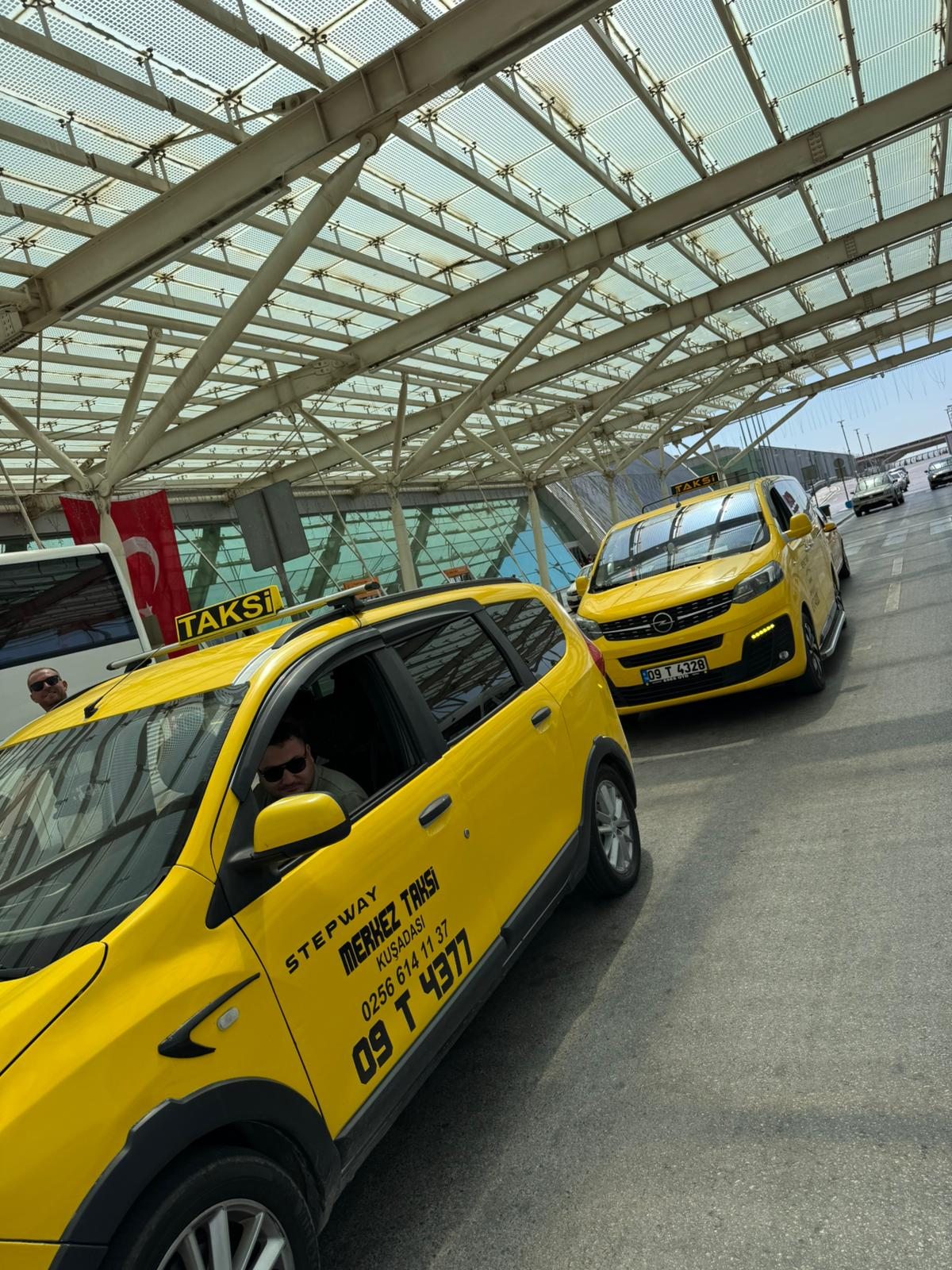 Two Brothers Taxi — iki araç İzmir Havalimanı'nda yan yana
