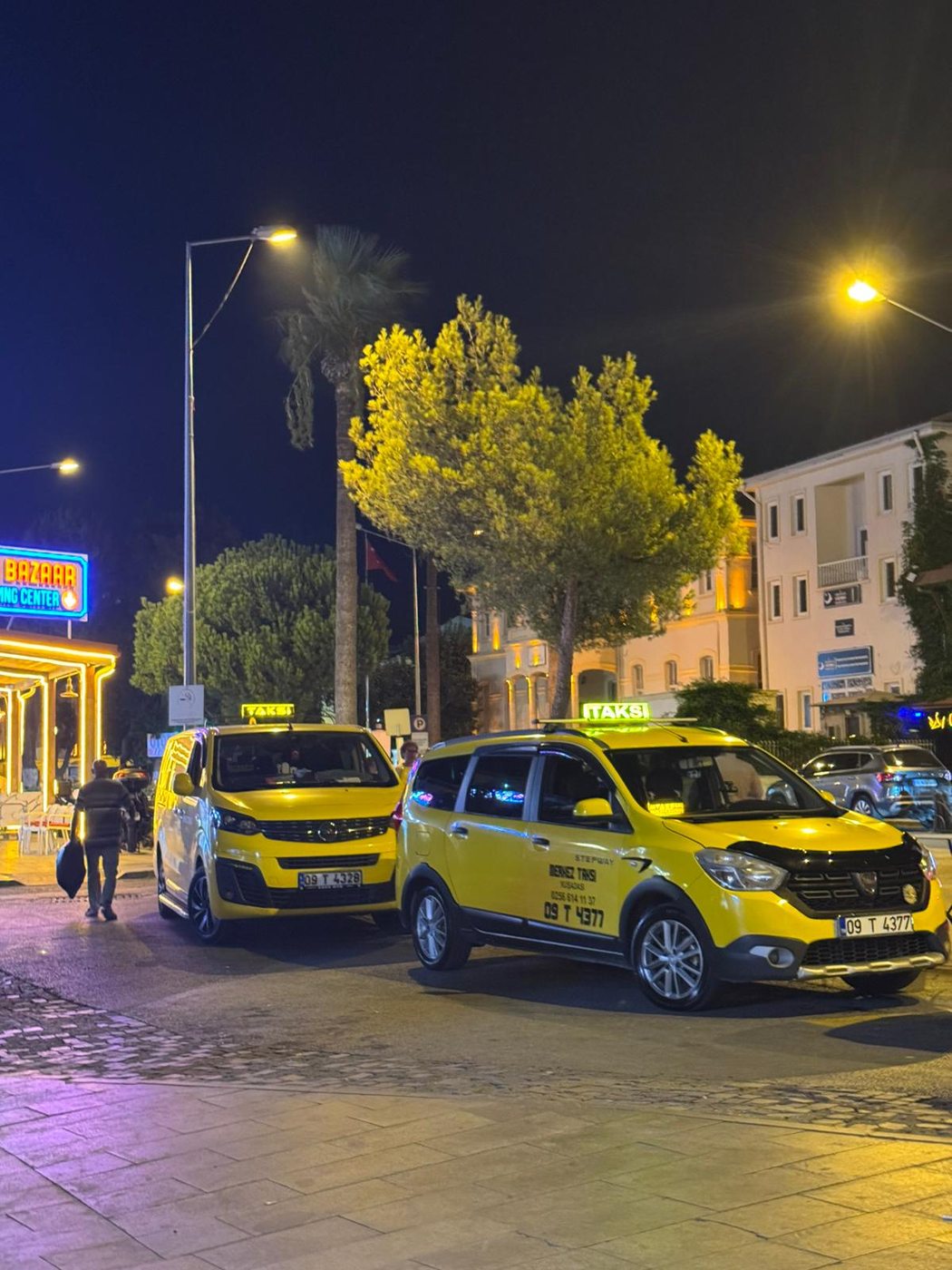 Gece Kuşadası taksi durağı geniş açı