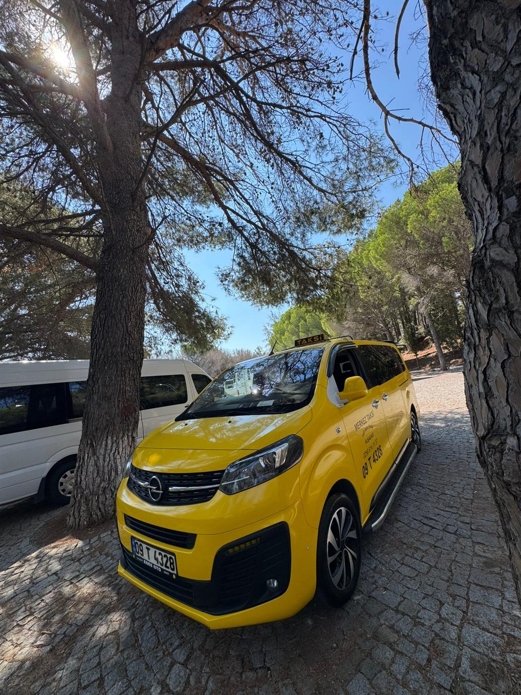 Meryem Ana otoparkında Opel Zafira taksi